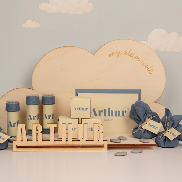 Minimalistisch geboortekaartje in butter yellow met naam in babyblauw TA05500-2600075-15-101