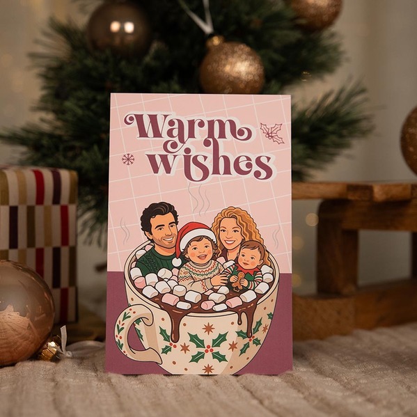 Kerstkaart warm wishes met grappige AI-illustratie van familie in kopje TA1188-2600093-15-100