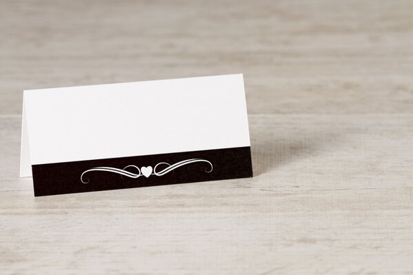 wit tafelkaartje met zwarte band hartje en krul TA0122-1500007-15 1