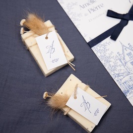 elegant naamlabel met jullie initialen en takje TA0155-2600025-15 2