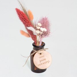 bruin vaasje met roze droogbloemen en gepersonaliseerd houten label TA03921-2300003-15 1