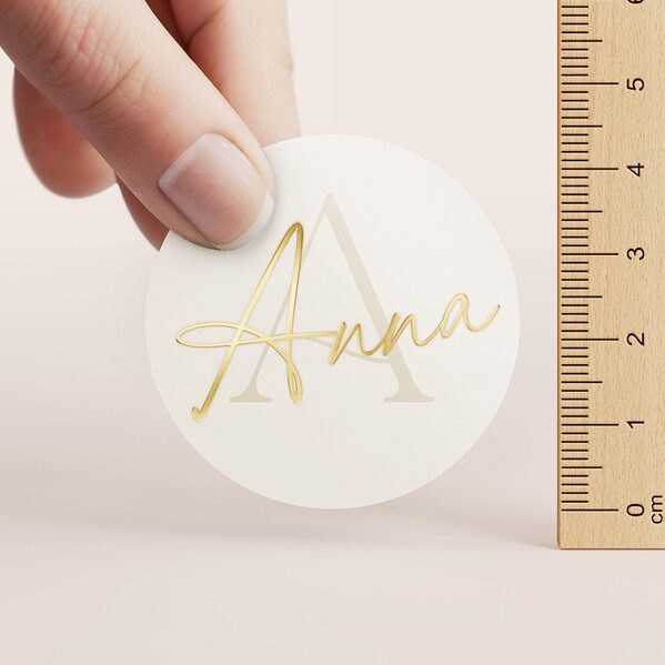 ronde naamsticker met naam in goudfolie en initiaal TA05905-2600068-15 2
