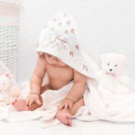 baby badcape met naam en regenboogjes TA14803-2200007-15 1