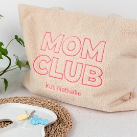 beige teddy shopper met geborduurde tekst mom club TA14851-2600001-15 1